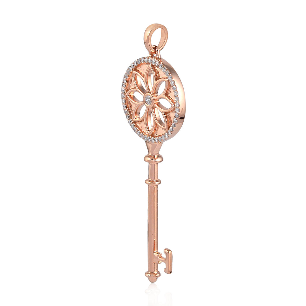 18K Rose Gold Daisy Flower Key Pendant with Sparkling Diamonds – Feminine & Elegant